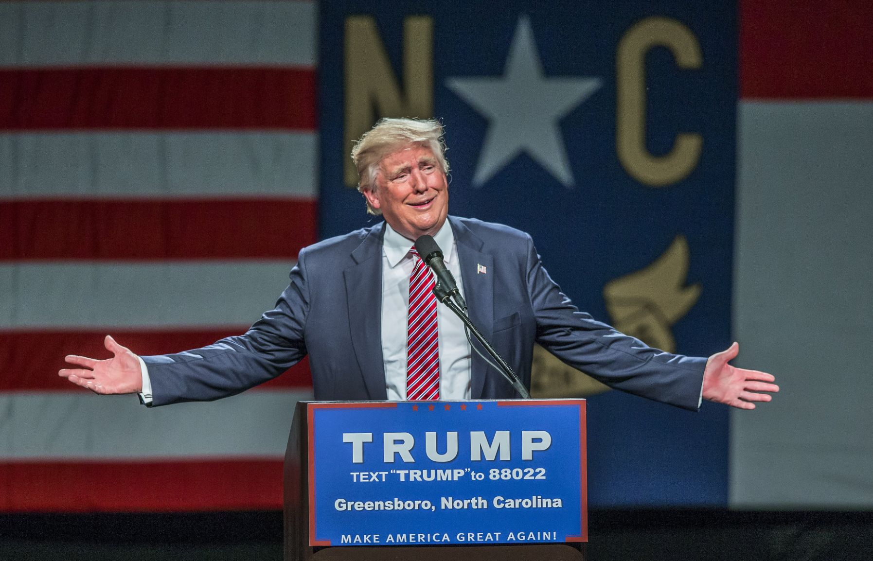 20160615g_nws_trump_arms GREENSBORO